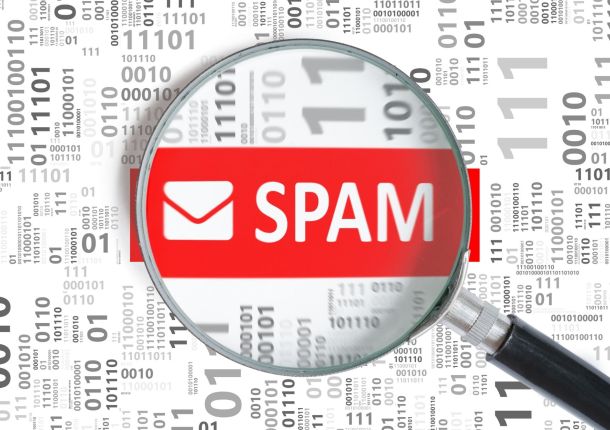 lente ingrandimento con scritta spam e codice